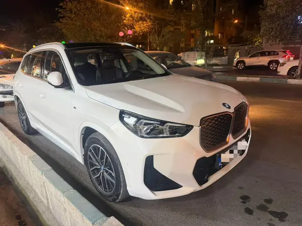 بی ام و iX1