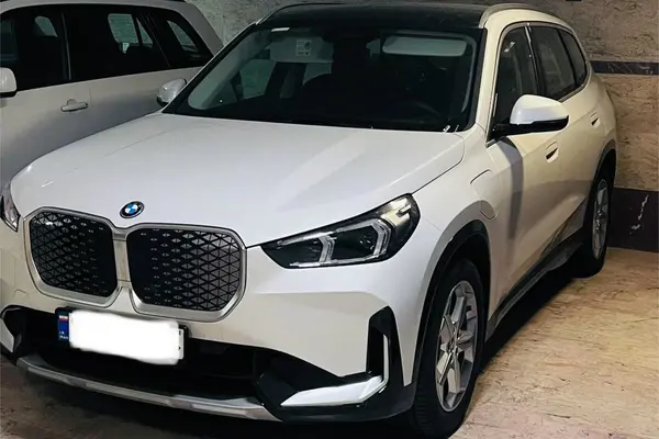 عکس بی ام و iX1