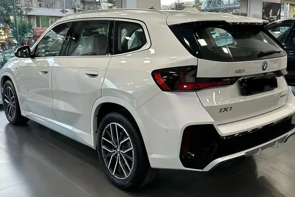 عکس بی ام و iX1