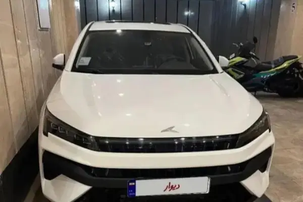 عکس کی ام سی J7
